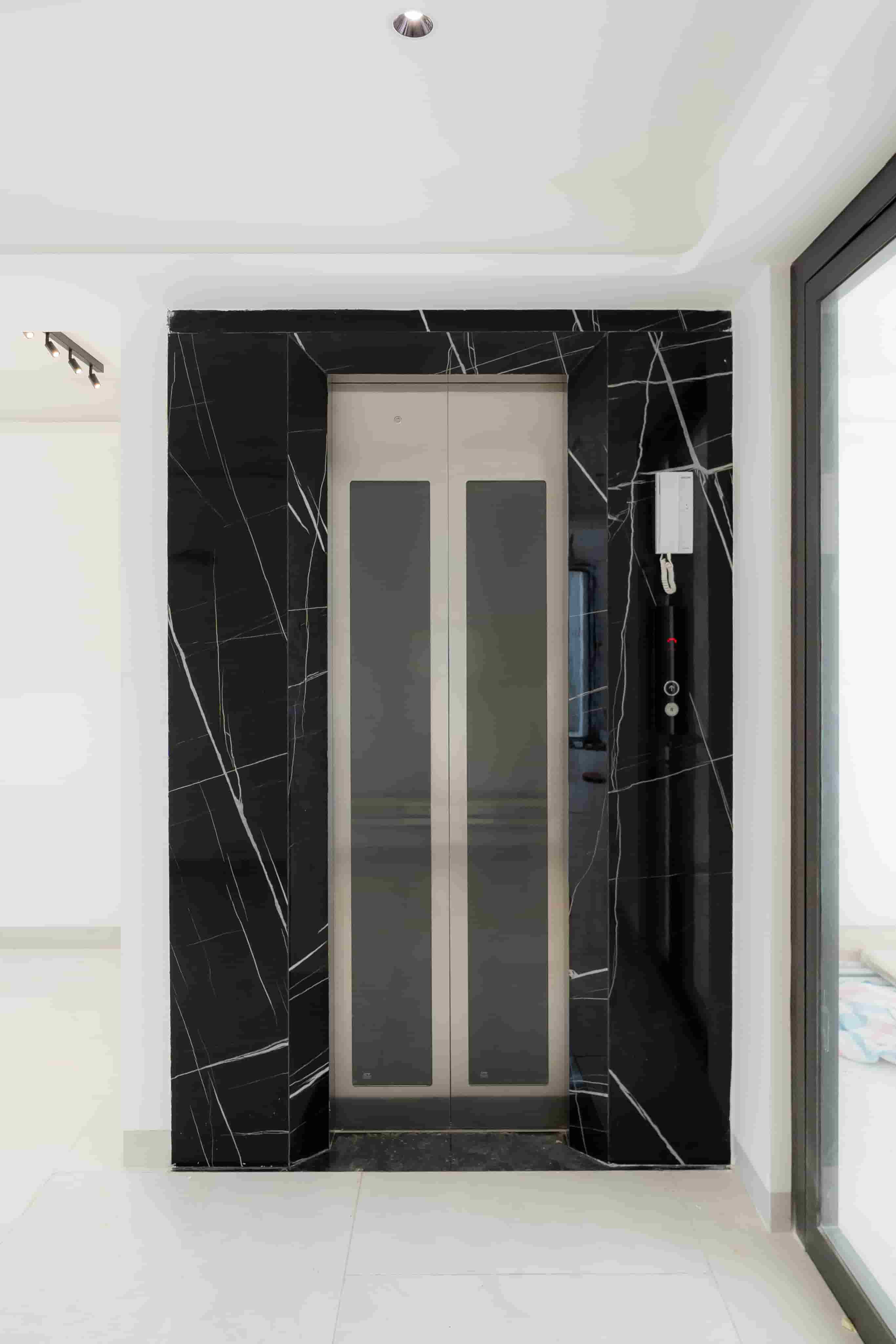 THANG MÁY BÁN QUAN SÁT